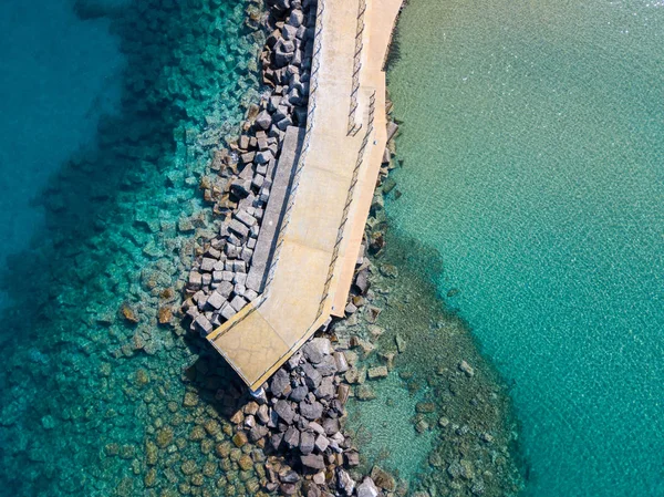 Bir iskele taş ve kayalar ile hava görünümünü denizde. Pizzo Calabro, panoramik yukarıdan iskele. Yaz deniz ve Turizm Güney İtalya Calabrian kıyılarında. Calabria, İtalya