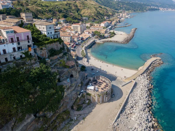 Pizzo Calabro, iskele, kale, hava görünümünü Calabria, turizm İtalya. Panoramik bir küçük kasaba, Pizzo Calabro denizin kenarında. Taş evler. Cliff üzerinde Aragonca kalenin standları — Stok fotoğraf