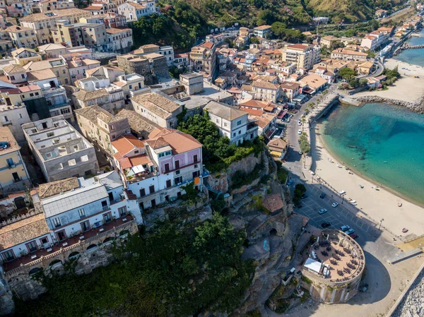 Luchtfoto van Pizzo Calabro, pier, kasteel, Calabrië, Toerisme Italië. Panoramisch zicht van de kleine stad van Pizzo Calabro door de zee. Huizen op de rots. Staat het Aragonese kasteel op de klip — Stockfoto