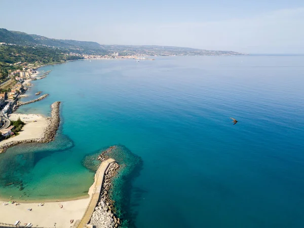 Bir iskele taş ve kayalar ile hava görünümünü denizde. Pizzo Calabro, panoramik yukarıdan iskele. Yaz deniz ve Turizm Güney İtalya Calabrian kıyılarında. Calabria, İtalya