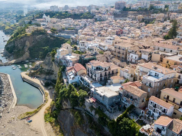 Pizzo Calabro, iskele, kale, hava görünümünü Calabria, turizm İtalya. Panoramik bir küçük kasaba, Pizzo Calabro denizin kenarında. Taş evler. Cliff üzerinde Aragonca kalenin standları