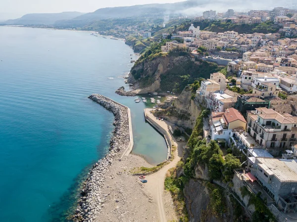 Bir iskele taş ve kayalar ile hava görünümünü denizde. Pizzo Calabro, panoramik yukarıdan iskele. Yaz deniz ve Turizm Güney İtalya Calabrian kıyılarında. Calabria, İtalya