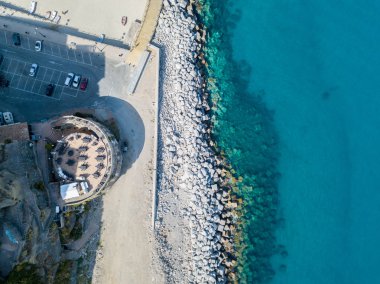 Bir iskele taş ve kayalar ile hava görünümünü denizde. Pizzo Calabro, panoramik yukarıdan iskele. Yaz deniz ve Turizm Güney İtalya Calabrian kıyılarında. Calabria, İtalya