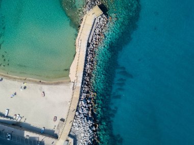 Bir iskele taş ve kayalar ile hava görünümünü denizde. Pizzo Calabro, panoramik yukarıdan iskele. Yaz deniz ve Turizm Güney İtalya Calabrian kıyılarında. Calabria, İtalya
