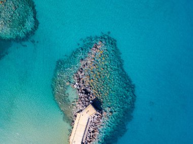 Bir iskele taş ve kayalar ile hava görünümünü denizde. Pizzo Calabro, panoramik yukarıdan iskele. Yaz deniz ve Turizm Güney İtalya Calabrian kıyılarında. Calabria, İtalya