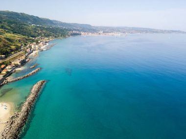 Bir iskele taş ve kayalar ile hava görünümünü denizde. Pizzo Calabro, panoramik yukarıdan iskele. Yaz deniz ve Turizm Güney İtalya Calabrian kıyılarında. Calabria, İtalya