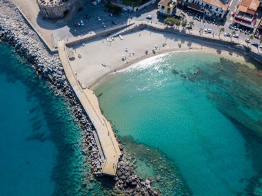 Bir iskele taş ve kayalar ile hava görünümünü denizde. Pizzo Calabro, panoramik yukarıdan iskele. Yaz deniz ve Turizm Güney İtalya Calabrian kıyılarında. Calabria, İtalya
