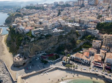 Pizzo Calabro, iskele, kale, hava görünümünü Calabria, turizm İtalya. Panoramik bir küçük kasaba, Pizzo Calabro denizin kenarında. Taş evler. Cliff üzerinde Aragonca kalenin standları