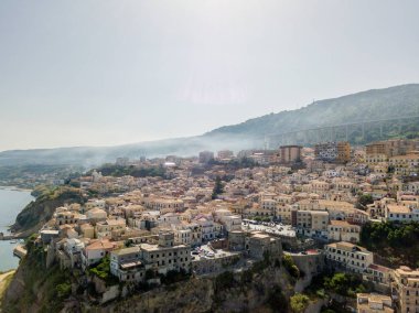 Pizzo Calabro, iskele, kale, hava görünümünü Calabria, turizm İtalya. Panoramik bir küçük kasaba, Pizzo Calabro denizin kenarında. Taş evler. Cliff üzerinde Aragonca kalenin standları