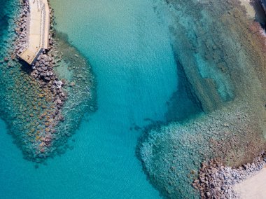 Bir iskele taş ve kayalar ile hava görünümünü denizde. Pizzo Calabro, panoramik yukarıdan iskele. Yaz deniz ve Turizm Güney İtalya Calabrian kıyılarında. Calabria, İtalya