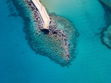 Bir iskele taş ve kayalar ile hava görünümünü denizde. Pizzo Calabro, panoramik yukarıdan iskele. Yaz deniz ve Turizm Güney İtalya Calabrian kıyılarında. Calabria, İtalya