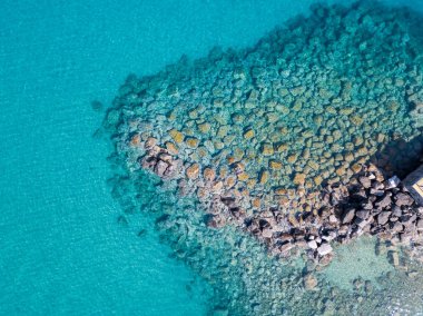 Denizde hava görünümünü taş. Yukarıda, şeffaf su Marnixkade deniz dibinin genel bakış