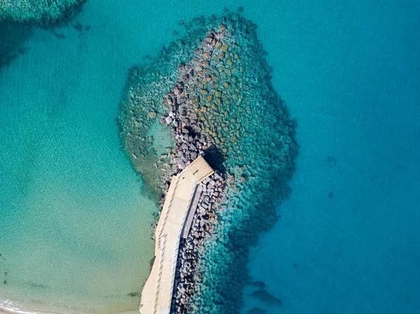 Bir iskele taş ve kayalar ile hava görünümünü denizde. Pizzo Calabro, panoramik yukarıdan iskele. Yaz deniz ve Turizm Güney İtalya Calabrian kıyılarında. Calabria, İtalya