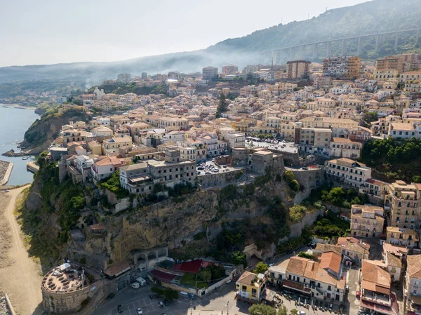 Pizzo Calabro, iskele, kale, hava görünümünü Calabria, turizm İtalya. Panoramik bir küçük kasaba, Pizzo Calabro denizin kenarında. Taş evler. Cliff üzerinde Aragonca kalenin standları