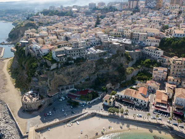 Pizzo Calabro, iskele, kale, hava görünümünü Calabria, turizm İtalya. Panoramik bir küçük kasaba, Pizzo Calabro denizin kenarında. Taş evler. Cliff üzerinde Aragonca kalenin standları