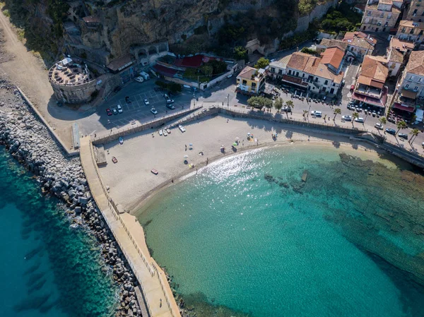 Vista aérea de un muelle con rocas y rocas en el mar. Muelle de Pizzo Calabro, vista panorámica desde arriba. Mar de verano y turismo en la costa calabresa del sur de Italia. Calabria, Italia — Foto de Stock