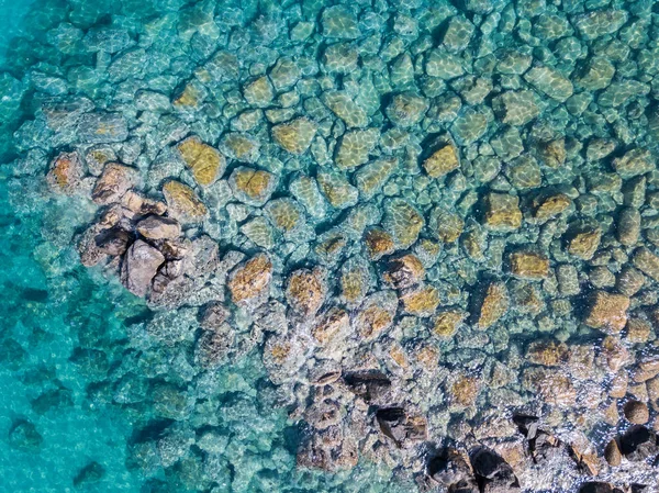 Aerial view of rocks on the sea. Overview of the seabed seen from above, transparent water — Stock Photo, Image