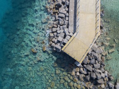 Bir iskele taş ve kayalar ile hava görünümünü denizde. Pizzo Calabro, panoramik yukarıdan iskele. Yaz deniz ve Turizm Güney İtalya Calabrian kıyılarında. Calabria, İtalya