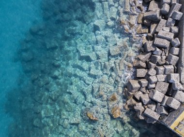 Denizde hava görünümünü taş. Yukarıda, şeffaf su Marnixkade deniz dibinin genel bakış