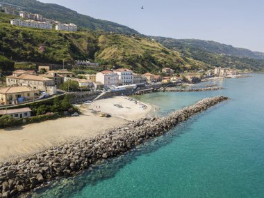 Bir iskele taş ve kayalar ile hava görünümünü denizde. Pizzo Calabro, panoramik yukarıdan iskele. Yaz deniz ve Turizm Güney İtalya Calabrian kıyılarında. Calabria, İtalya
