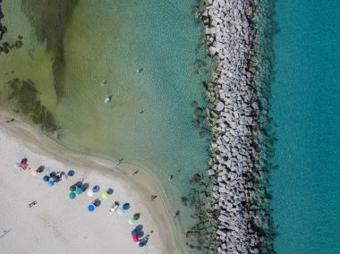 Bir iskele taş ve kayalar ile hava görünümünü denizde. Pizzo Calabro, panoramik yukarıdan iskele. Yaz deniz ve Turizm Güney İtalya Calabrian kıyılarında. Calabria, İtalya