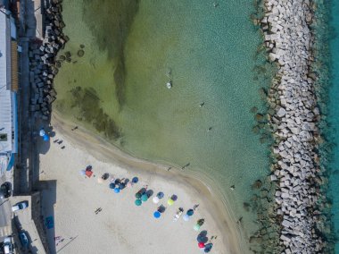 Bir iskele taş ve kayalar ile hava görünümünü denizde. Pizzo Calabro, panoramik yukarıdan iskele. Yaz deniz ve Turizm Güney İtalya Calabrian kıyılarında. Calabria, İtalya
