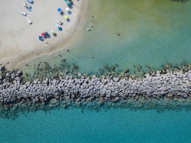 Bir iskele taş ve kayalar ile hava görünümünü denizde. Pizzo Calabro, panoramik yukarıdan iskele. Yaz deniz ve Turizm Güney İtalya Calabrian kıyılarında. Calabria, İtalya