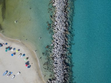 Bir iskele taş ve kayalar ile hava görünümünü denizde. Pizzo Calabro, panoramik yukarıdan iskele. Yaz deniz ve Turizm Güney İtalya Calabrian kıyılarında. Calabria, İtalya