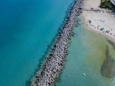 Bir iskele taş ve kayalar ile hava görünümünü denizde. Pizzo Calabro, panoramik yukarıdan iskele. Yaz deniz ve Turizm Güney İtalya Calabrian kıyılarında. Calabria, İtalya