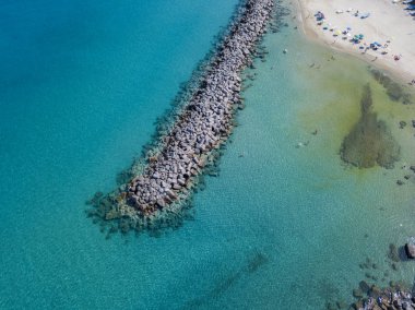 Bir iskele taş ve kayalar ile hava görünümünü denizde. Pizzo Calabro, panoramik yukarıdan iskele. Yaz deniz ve Turizm Güney İtalya Calabrian kıyılarında. Calabria, İtalya