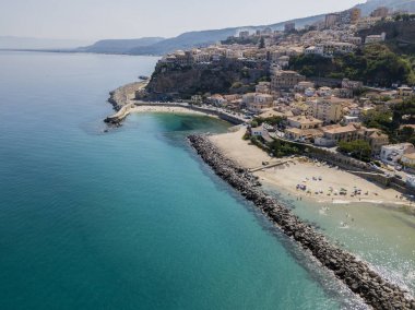 Pizzo Calabro, iskele, kale, hava görünümünü Calabria, turizm İtalya. Panoramik bir küçük kasaba, Pizzo Calabro denizin kenarında. Taş evler. Cliff üzerinde Aragonca kalenin standları