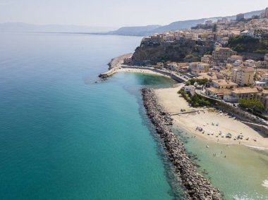 Pizzo Calabro, iskele, kale, hava görünümünü Calabria, turizm İtalya. Panoramik bir küçük kasaba, Pizzo Calabro denizin kenarında. Taş evler. Cliff üzerinde Aragonca kalenin standları
