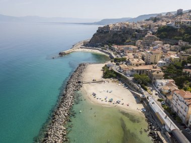 Pizzo Calabro, iskele, kale, hava görünümünü Calabria, turizm İtalya. Panoramik bir küçük kasaba, Pizzo Calabro denizin kenarında. Taş evler. Cliff üzerinde Aragonca kalenin standları