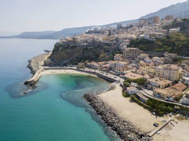 Pizzo Calabro, iskele, kale, hava görünümünü Calabria, turizm İtalya. Panoramik bir küçük kasaba, Pizzo Calabro denizin kenarında. Taş evler. Cliff üzerinde Aragonca kalenin standları
