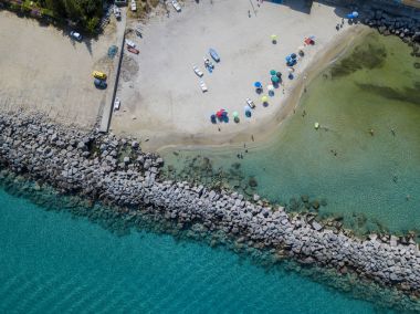 Bir iskele taş ve kayalar ile hava görünümünü denizde. Pizzo Calabro, panoramik yukarıdan iskele. Yaz deniz ve Turizm Güney İtalya Calabrian kıyılarında. Calabria, İtalya