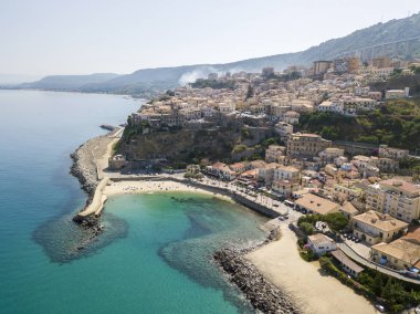 Pizzo Calabro, iskele, kale, hava görünümünü Calabria, turizm İtalya. Panoramik bir küçük kasaba, Pizzo Calabro denizin kenarında. Taş evler. Cliff üzerinde Aragonca kalenin standları