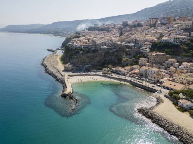Pizzo Calabro, iskele, kale, hava görünümünü Calabria, turizm İtalya. Panoramik bir küçük kasaba, Pizzo Calabro denizin kenarında. Taş evler. Cliff üzerinde Aragonca kalenin standları