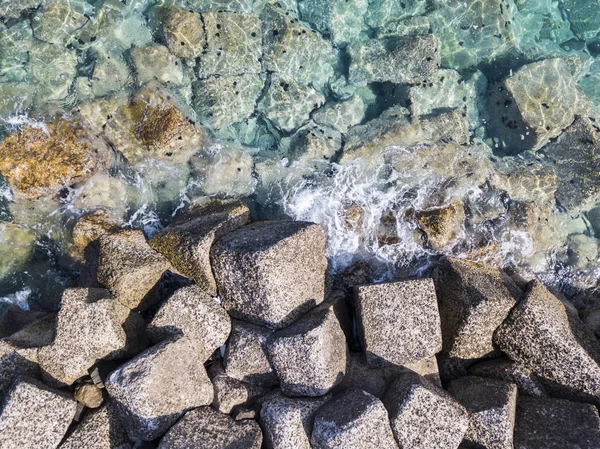 Aerial view of rocks on the sea. Overview of the seabed seen from above, transparent water — Stock Photo, Image