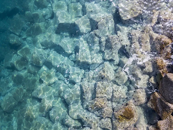 Denizde hava görünümünü taş. Yukarıda, şeffaf su Marnixkade deniz dibinin genel bakış