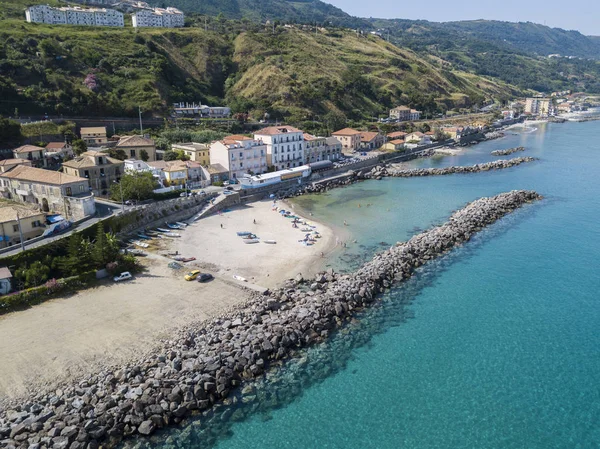 A légi felvétel a mólón, a sziklák és sziklák a tengerparton. Pizzo Calabro, panorámás kilátással a fenti mólón. Nyár-tenger és a turizmus a a calabriai part, Olaszország. Calabria, Olaszország — Stock Fotó