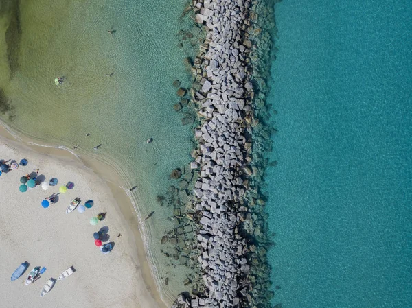 Bir iskele taş ve kayalar ile hava görünümünü denizde. Pizzo Calabro, panoramik yukarıdan iskele. Yaz deniz ve Turizm Güney İtalya Calabrian kıyılarında. Calabria, İtalya