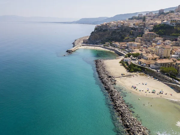 Luchtfoto van Pizzo Calabro, pier, kasteel, Calabrië, Toerisme Italië. Panoramisch zicht van de kleine stad van Pizzo Calabro door de zee. Huizen op de rots. Staat het Aragonese kasteel op de klip — Stockfoto