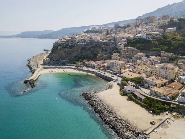Pizzo Calabro, iskele, kale, hava görünümünü Calabria, turizm İtalya. Panoramik bir küçük kasaba, Pizzo Calabro denizin kenarında. Taş evler. Cliff üzerinde Aragonca kalenin standları