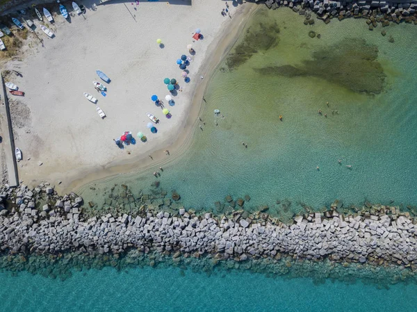 Bir iskele taş ve kayalar ile hava görünümünü denizde. Pizzo Calabro, panoramik yukarıdan iskele. Yaz deniz ve Turizm Güney İtalya Calabrian kıyılarında. Calabria, İtalya