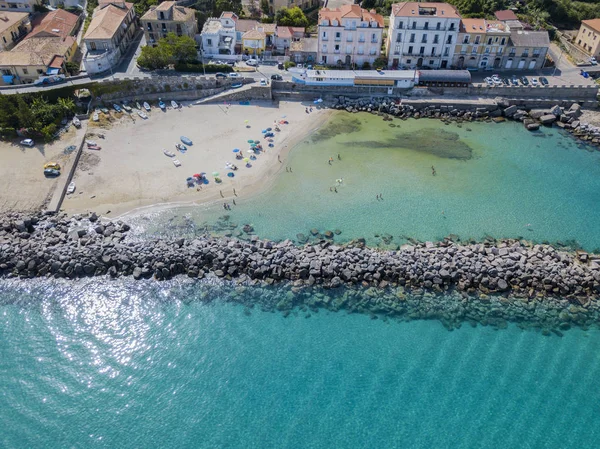 Vue aérienne d'une jetée avec rochers et rochers sur la mer. Masse de Pizzo Calabro, vue panoramique d'en haut. Mer d'été et tourisme sur la côte calabrais du sud de l'Italie. Calabre, Italie — Photo