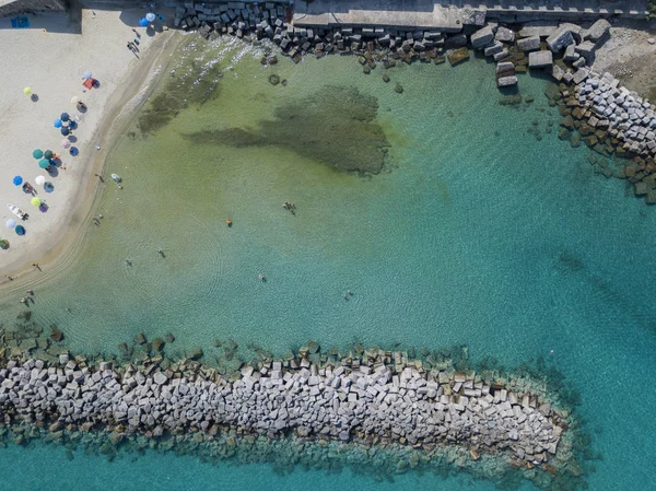 Bir iskele taş ve kayalar ile hava görünümünü denizde. Pizzo Calabro, panoramik yukarıdan iskele. Yaz deniz ve Turizm Güney İtalya Calabrian kıyılarında. Calabria, İtalya