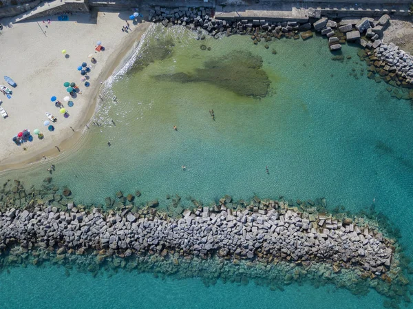 Bir iskele taş ve kayalar ile hava görünümünü denizde. Pizzo Calabro, panoramik yukarıdan iskele. Yaz deniz ve Turizm Güney İtalya Calabrian kıyılarında. Calabria, İtalya