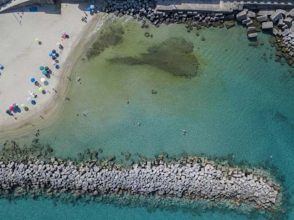 Bir iskele taş ve kayalar ile hava görünümünü denizde. Pizzo Calabro, panoramik yukarıdan iskele. Yaz deniz ve Turizm Güney İtalya Calabrian kıyılarında. Calabria, İtalya