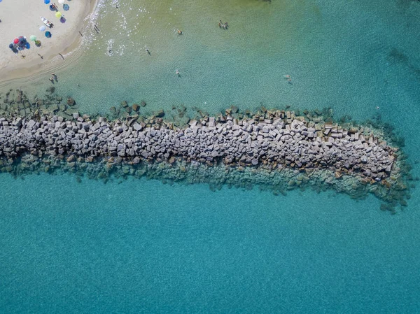 Bir iskele taş ve kayalar ile hava görünümünü denizde. Pizzo Calabro, panoramik yukarıdan iskele. Yaz deniz ve Turizm Güney İtalya Calabrian kıyılarında. Calabria, İtalya