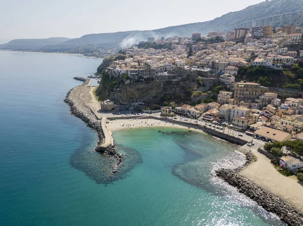 Pizzo Calabro, iskele, kale, hava görünümünü Calabria, turizm İtalya. Panoramik bir küçük kasaba, Pizzo Calabro denizin kenarında. Taş evler. Cliff üzerinde Aragonca kalenin standları